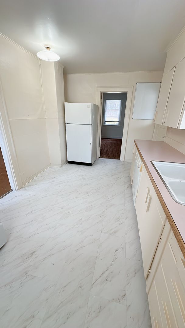 Building Photo - 3 bdrm + bonus room/1 bath house with gara...