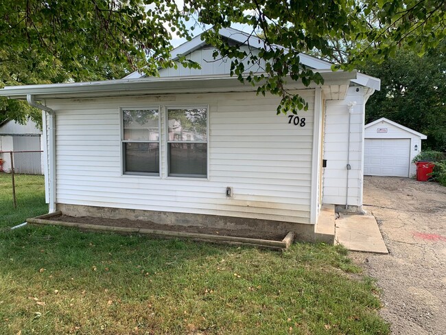 Primary Photo - Single family home in Peoria Heights, 2 BR...