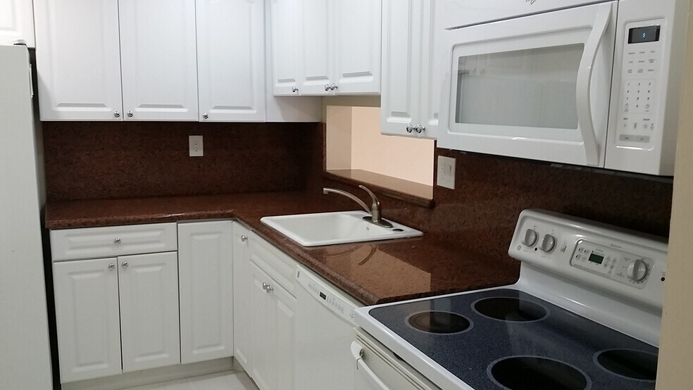 Kitchen - 8520 SW 133rd Avenue Rd