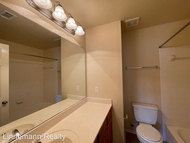 Building Photo - 3 br, 2.5 bath House - 4208 Cessnock Drive