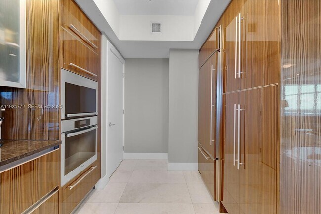 Building Photo - 2711 S Ocean Dr