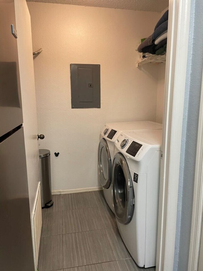 Building Photo - Beautiful Furnished 2/2 condo in Windsor Park