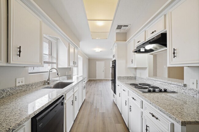 Building Photo - 2402 Hilton Head Dr