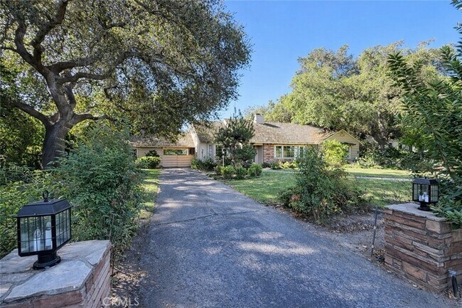 Building Photo - 18 Woodland Ln