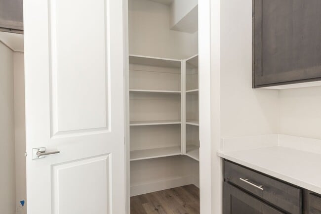 Building Photo - Pet Friendly! - Charming 3 Bedroom Townhome
