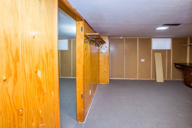 Building Photo - Centrally located single family home 2 bed...