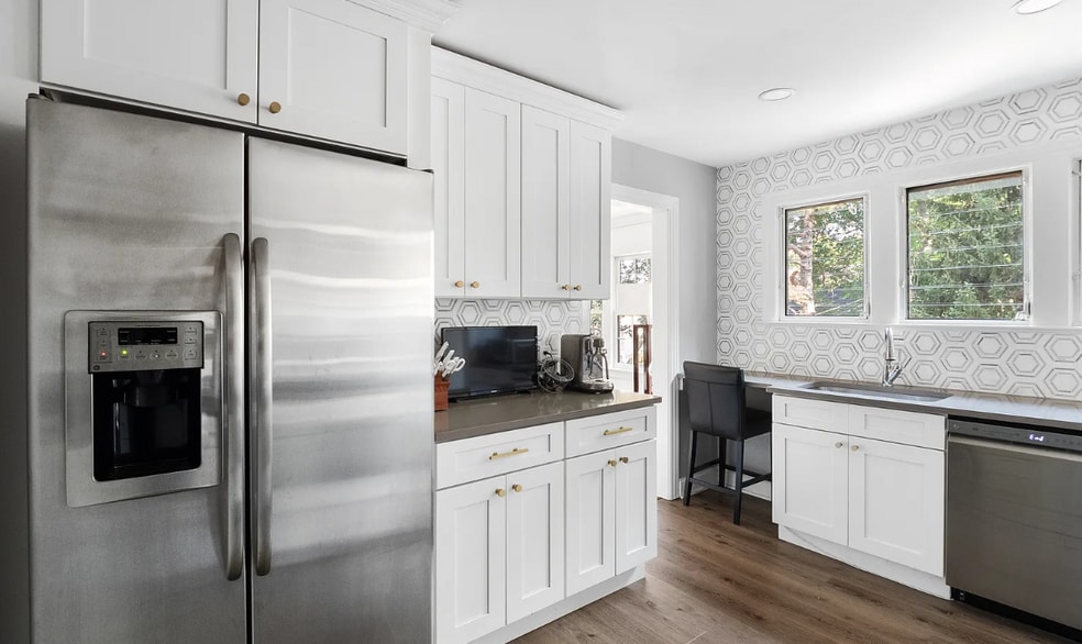 Building Photo - 1220 W 62nd St