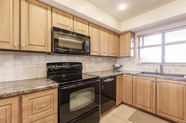 Building Photo - Enjoy great amenities with your annual rental