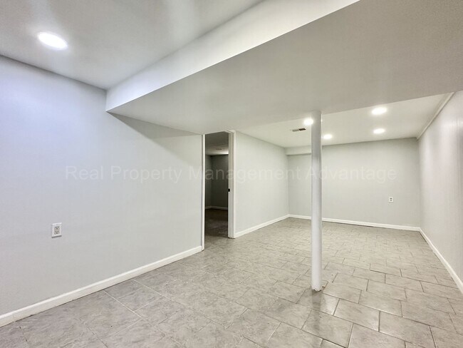 Building Photo - Updated Ranch with Bonus Space & Prime Loc...