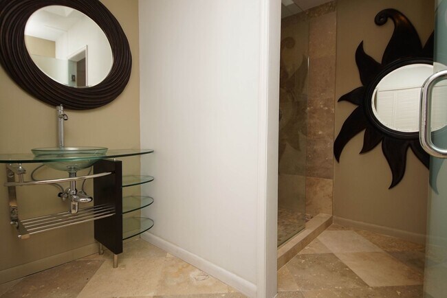 Building Photo - Bluewater Bay Townhome - 6 month lease Only