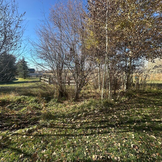 Building Photo - Spacious  3 bedroom 2.5 bathroom townhouse