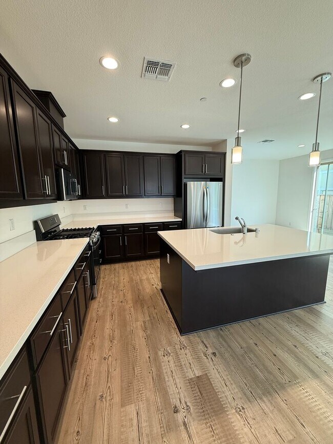 Building Photo - 2460 Cinnabar Dr