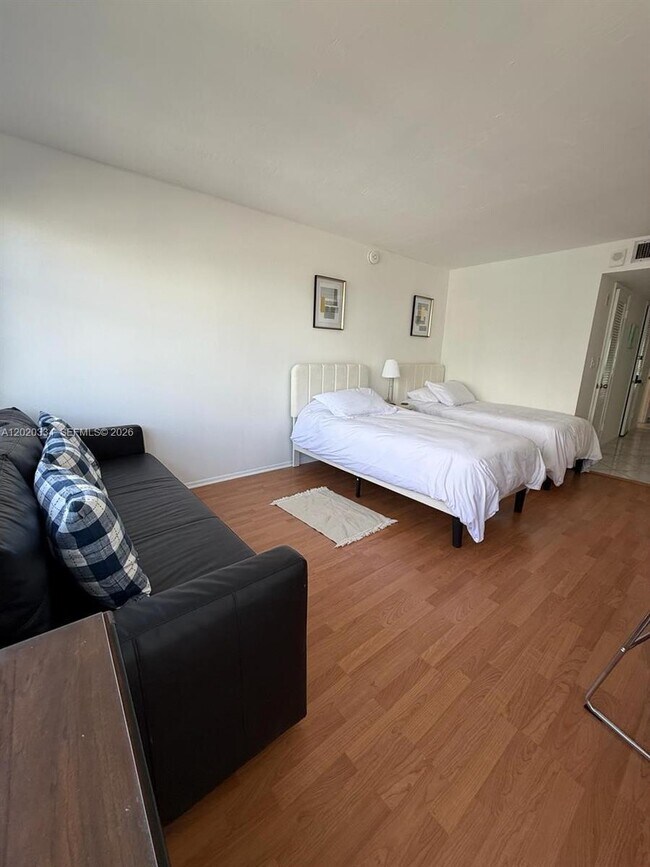 Building Photo - 6039 Collins Ave