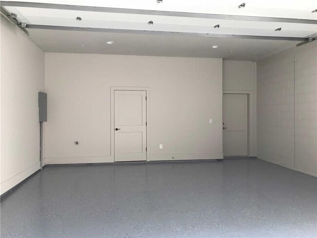 Building Photo - 206 E Live Oak St