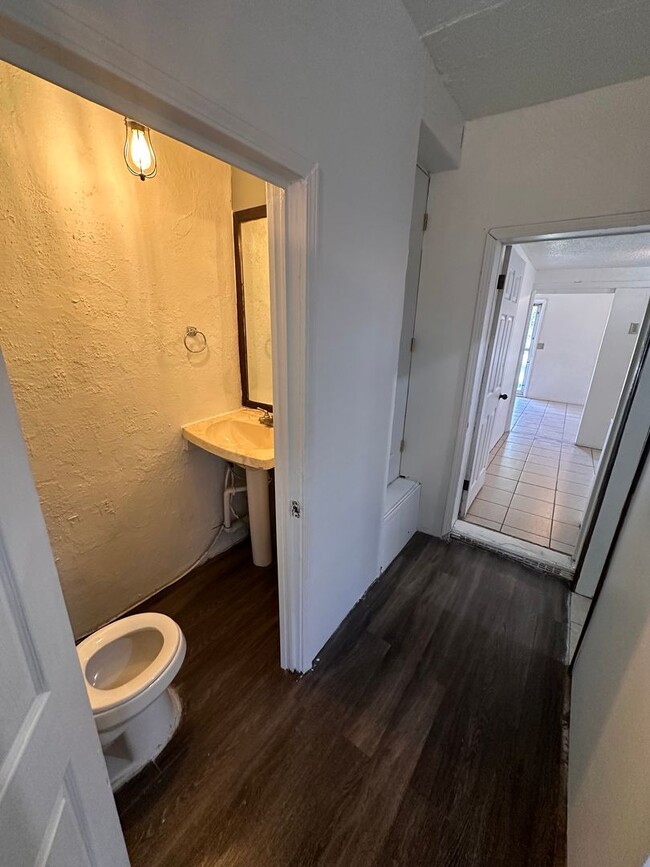 Building Photo - $795 - 3 bedroom/ 1.5 bathroom - Single Fa...