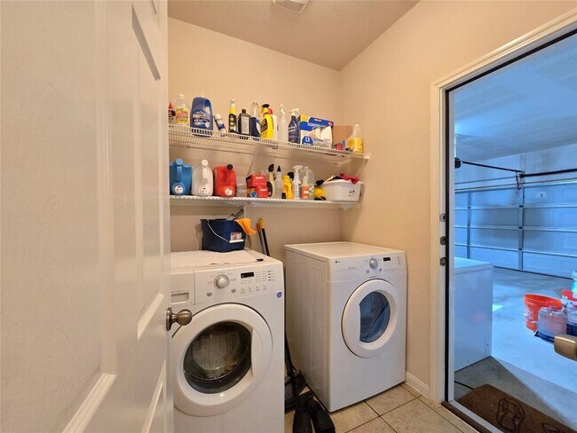 Building Photo - 204 Valona Loop