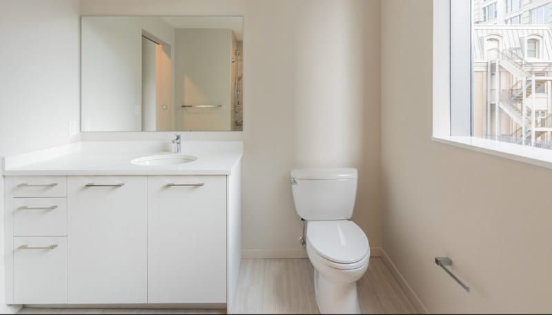 Building Photo - 711 N State St