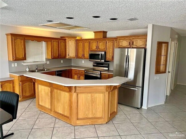 Building Photo - 1006 Lake View Dr