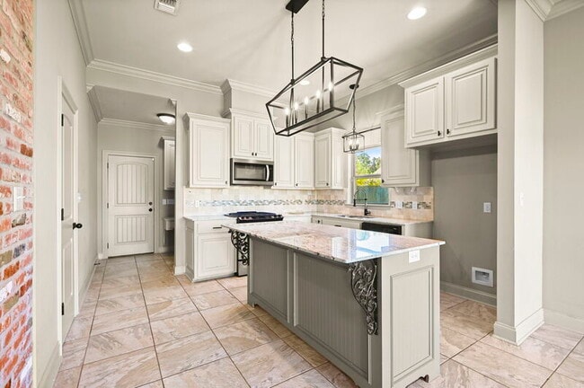 Building Photo - 16923 Bradford Ave