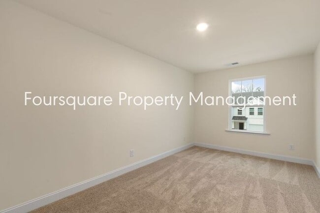 Building Photo - Townhome! | Back Patio with Privacy Fence|...