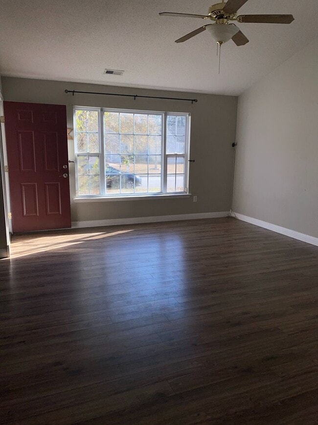 Building Photo - Three Bedroom Two Bath Home