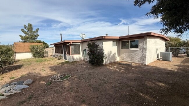 Building Photo - Eastside 3 Bedroom 2 Bath