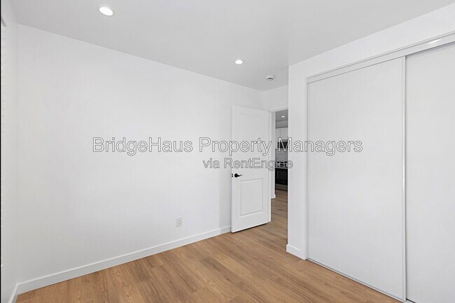 Building Photo - 4656 Santa Monica Ave