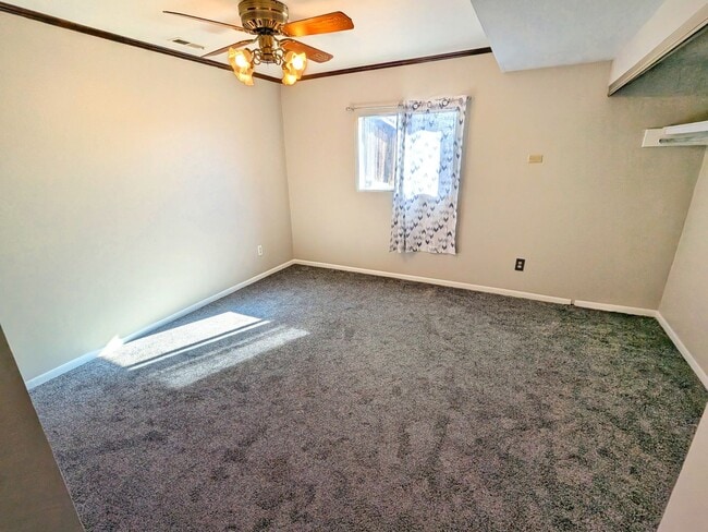 Building Photo - 5 Bedroom Three Bath, Great Location