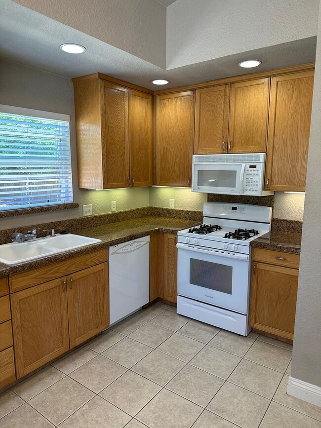 Building Photo - Charming 2 bed 1 bath home with modern amenities in prime downtown location!