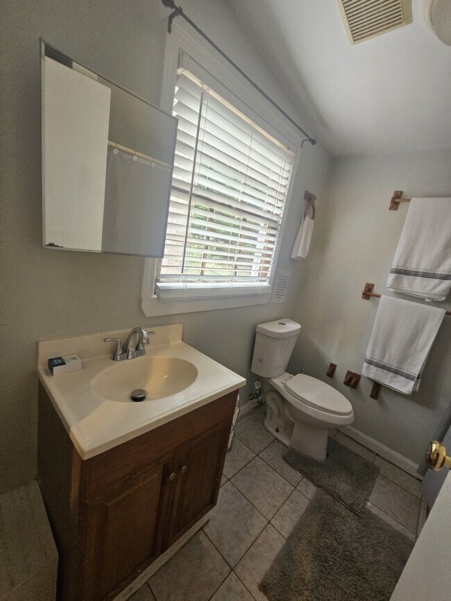 Building Photo - Furnished Three Bedroom Ranch Home