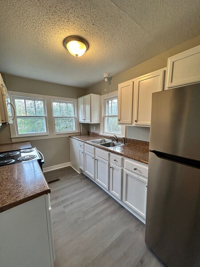 Building Photo - Charming 2 Bed, 1 Bath, Attached Carport a...