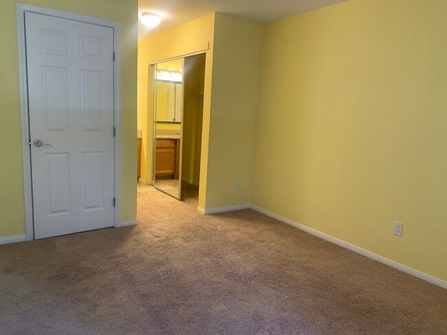 Building Photo - Beautiful upstairs condo with Washer and D...