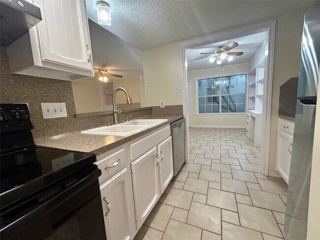 Building Photo - 2456 Country Club Dr
