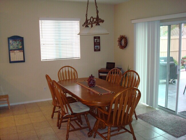 Building Photo - Large 3 bedroom home with loft and large b...