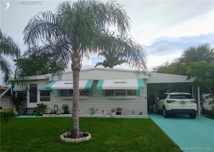 Building Photo - 17 Madrid Ln