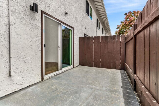 Building Photo - 428 W Los Angeles Dr