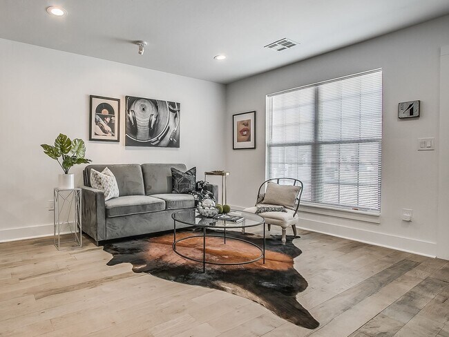 Building Photo - Champagne Plaza - Furnished Back House