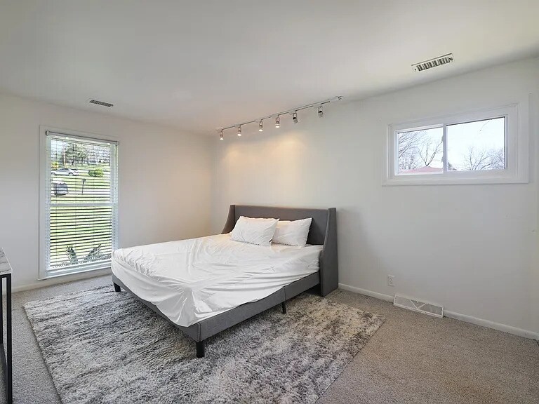 Building Photo - 436 Foothill Dr