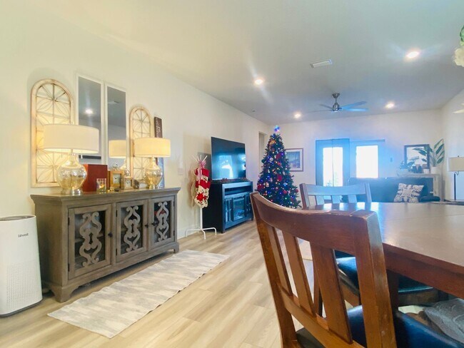 Building Photo - Spacious 4BR/2BA Home with Flexible Living Areas in Saddle Ridge