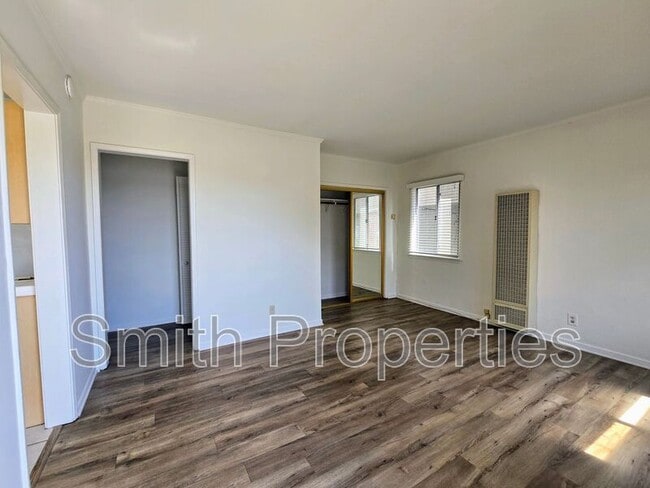 Building Photo - 512 1/2 Manhattan Avenue