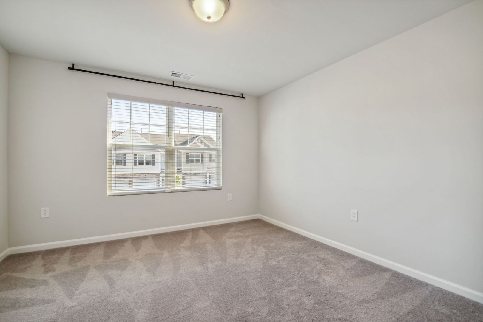 Building Photo - 102 Bedivere Ln