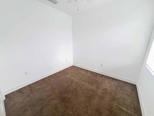Building Photo - Welcome home to this gorgeous 4-bedroom, 2-bath home!