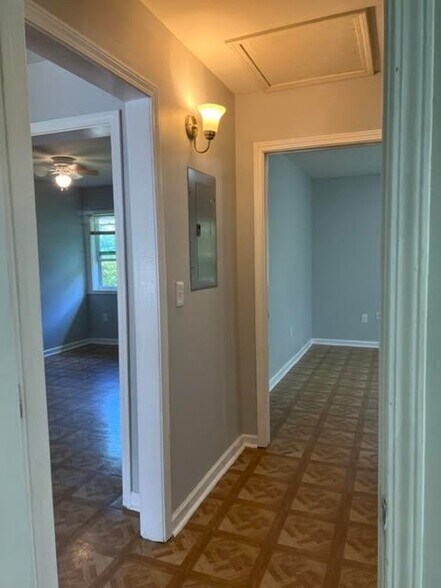 Building Photo - 305 W Oak St