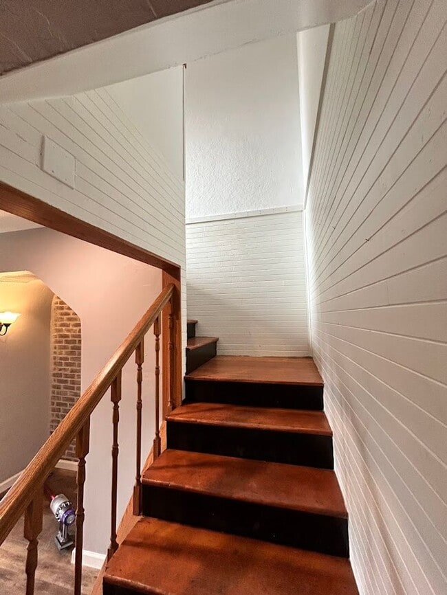 Building Photo - Three Bedroom House for Rent With a Garage...