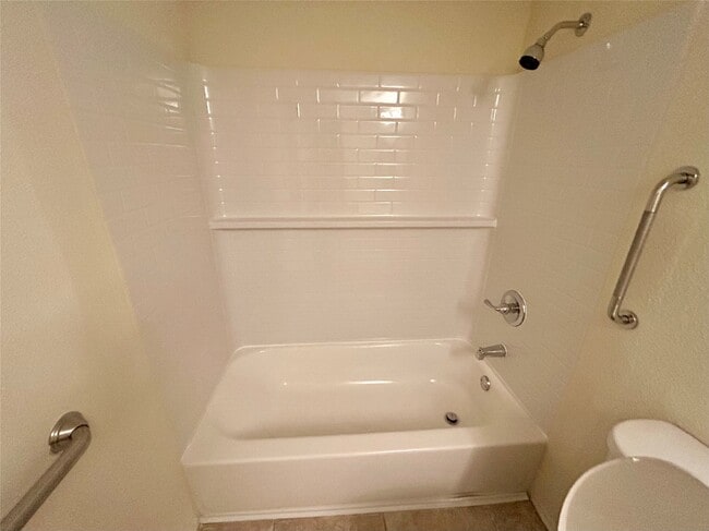 Building Photo - 2456 Country Club Dr