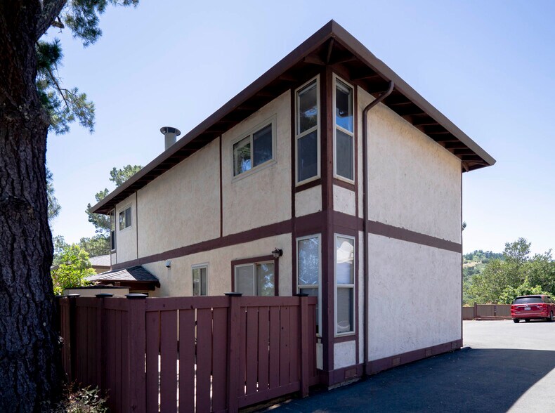 Building Photo - 2022 Ascot Dr