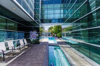 Building Photo - Top Floor 2 Bedroom Condo Located in Manha...