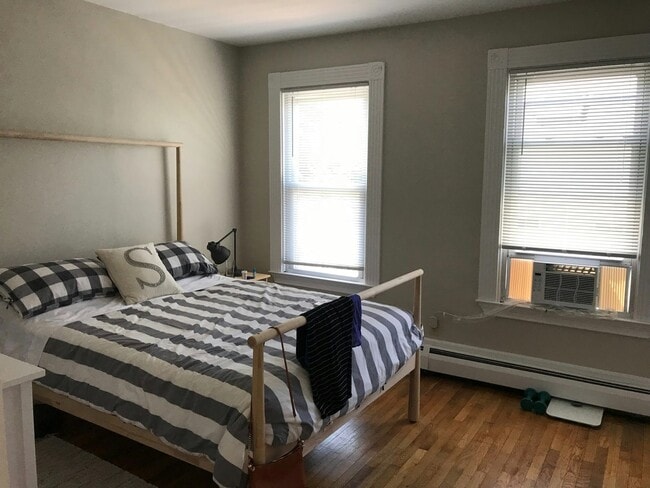 Building Photo - 204 River St