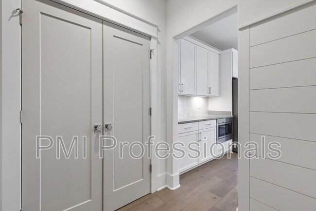 Building Photo - 227 S Bilbro Ave