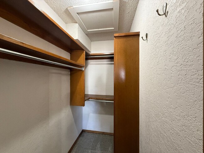 Building Photo - Welcome to this charming 3 bedroom, 2 bath...
